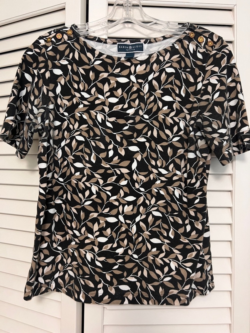 Kendra Scott Black Short Sleeve Leaf-Print Top with Button Shoulders